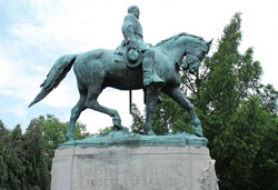 Image of the Robert E. Lee statue in Charlottesville prior to its removal from public display