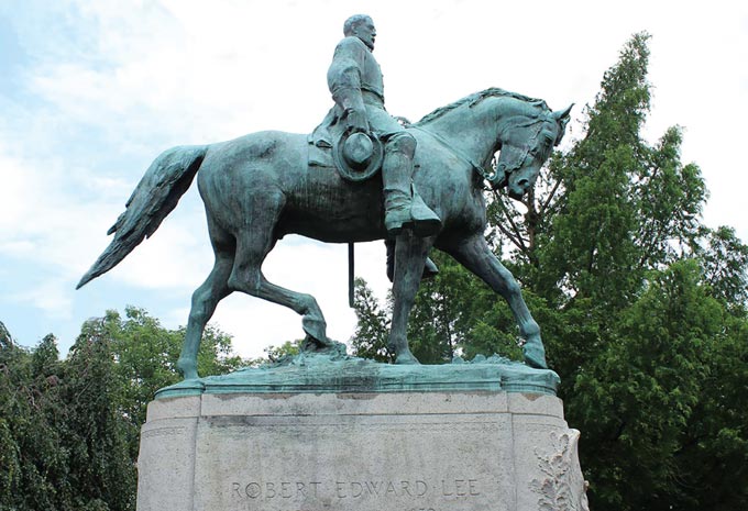 Image of the statue of Robert E. Lee prior to its removal